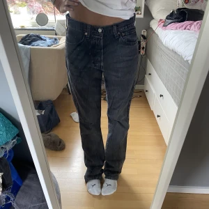 levis 501 - Säljer mina grå svarta levis 501 då de töjde sig aningen efter de första få användningarna. De är knappt använda så byxorna är i nyskick!