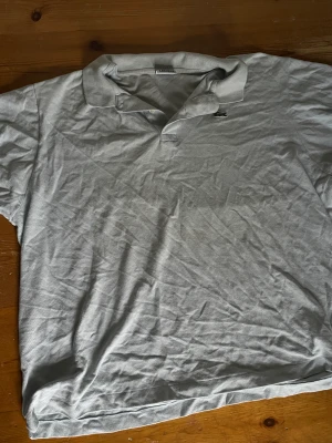 Piké  - Fin piké som nästan är oanvänd. En bra notering är att tröjan kan se både ljusblå och grå ut ifrån olika vinklar och ljus (jag må också vara färgblind). Super mjuk och mysig, kan användas i både vardagliga och uppklädda sammanhang 😁 skriv om du undrar nåt