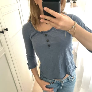 Tröja med knappar - Söt liten tröja som också är väldigt skön! Går både att klä upp och ner plagget till olika tillfällen🩷🩷