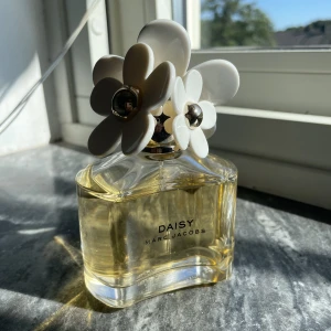 Daisy Parfym - Nästan helt full 100ml Daisy av Marc Jacobs parfym!! Fick den i födelsedagspresent men har en annan jag föredrar. 