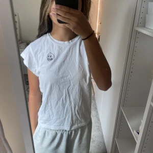 t-shirt - vit t-shirt med ett tryck vid bröstet🤍