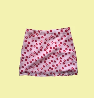 Somrig minikjol - rosa minikjol med röda blommor, gullig och sval