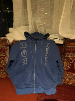 En Blå dos locos rhine stone hoodie i storlek M köpt för 899 från andra droppet. Stor i storleken 