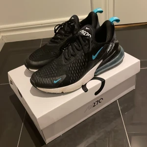 Nike air max - Snålt använda Nike 270 strl 42.  Säljer pga att jag har växt ur dem. Skriv för fler bilder eller funderingar, kan gå ner i pris vid snabb affär helst mötas upp i Norrköping 