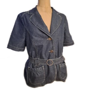 Kortärmad jeansjacka  - Fint skick. Str 46, men passar m-L. Vid funderingar skicka gärna pm. Pris är diskuterbart vid snabb affär. Köparen står för frakten. 😊