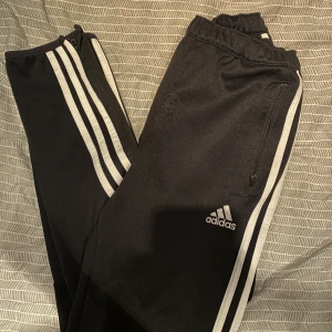Adidasbyxor - Använt skick!💖