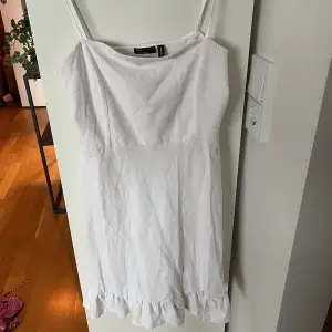 En vit klänning från ASOS den är använd endast en gång och tvättad efter det! 