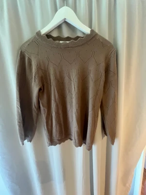 Brun stickad söt tröja  - Skriv om ni har frågor  Pris kan alltid diskuteras 🤎🤎
