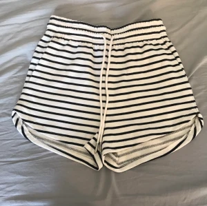 Randiga shorts - Ett par jättesköna randiga shorts i storlek XS, har bara använts en gång. Köpte dom i mallorca förra året och har inte använts sen dess. Mycket bra skick! Om ni har några frågor är det bara att meddela mig!😊
