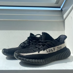Yeezy Oreo - Hej! Säljer nu mina yeezy oreo då jag inte längre använder dem. De säljs i befintligt skick. Bedöm själv, skickar gärna mer bilder och svarar gärna på frågor. Skulle själv säga 6/10. Snöret på ena skon är lite sönder se bild 3.   Pris kan diskuteras!