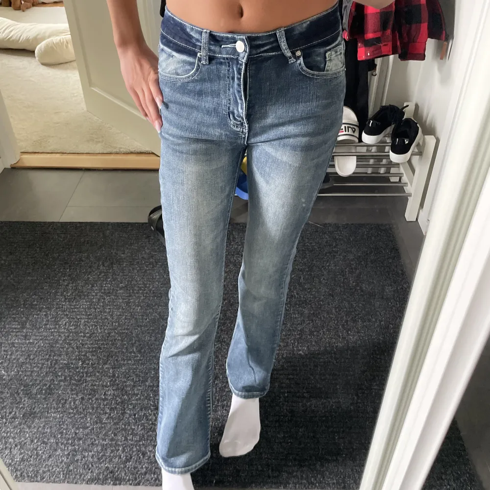 Ett par lågmidjade jeans som är jätte bra skick har aldrig använt dom! Storlek 34 och säljer dom för 150kr. Säljer dom pågrund av att dom är för små! Köparen står för frakt❤️. Jeans & Byxor.