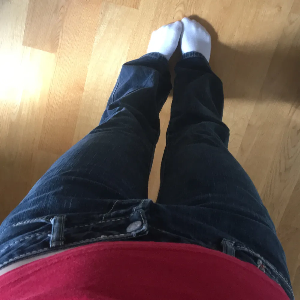 Jättesnygga lågmidjade jeans finns inte och köpa längre, skriv för flera bilder eller andra frågor!💘💘. Jeans & Byxor.