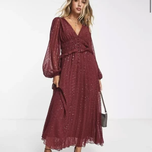 Vinröd klänning - Superfin midi lång vinröd klänning med klädda knappar, glitter och smickrande sömmar!    Nytt pris 719kr. Nu på Asos rea för  575kr! 