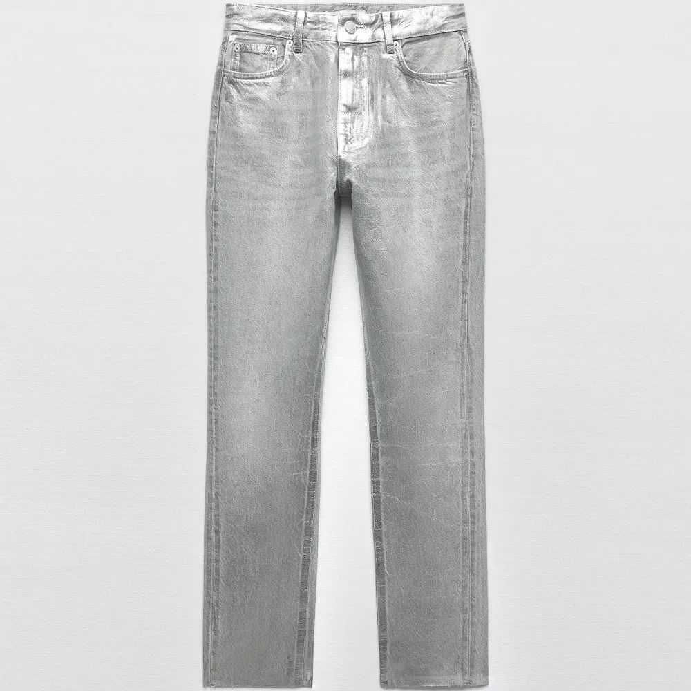 Jeansen är aldrig använda och slutsålda  Skit snygga jeans från zara som tyvärr inte passar mig!   Jeansen är lite små i storleken, är storlek 36 men passar 34-36. Jeans & Byxor.