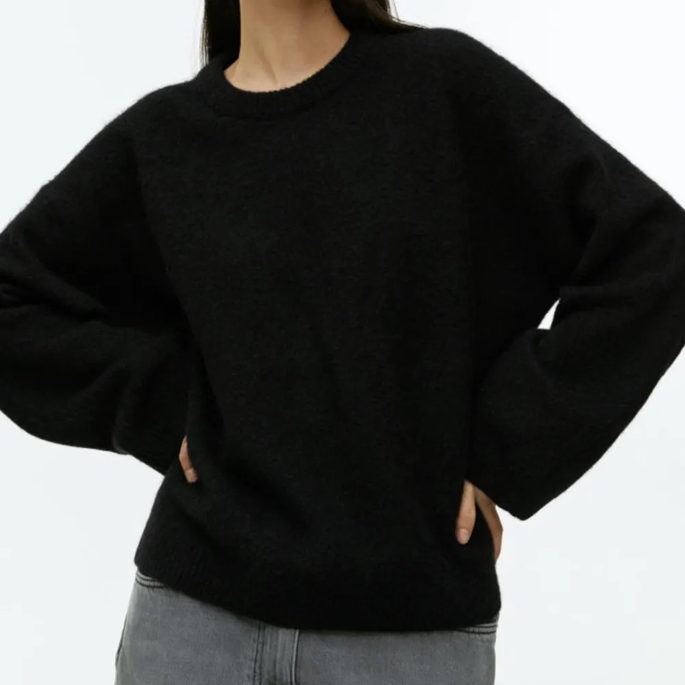 Jättefin stickad tröja från & other stories🫶🏻 lite oversized i modellen. Hittar inte på hemsidan men köpt för 900kr. Stickat.