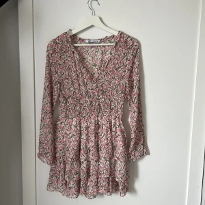Zara klänning - Jag säljer denna superfina klänningen från zara. Endast använd 3 gånger så den är i ett väldigt fint skick. Storlek small 