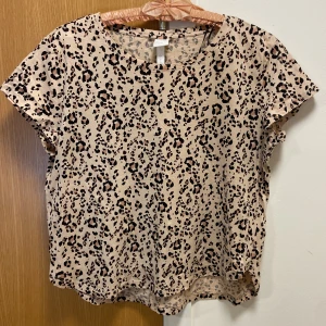 Leopard top - Leopard top från hm. En given klassiker!  Ja har köpt på mej lite för många med detta mönster och behöver nog låta denna gå vidare även om ja tycker den är super fin! Fint skick! 