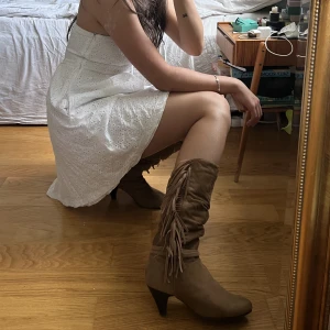 Mocka boots - Superfräna mockaboots med fransar! Köpt secondhand, väldigt fint skick. Aldrig använda av mig🤎