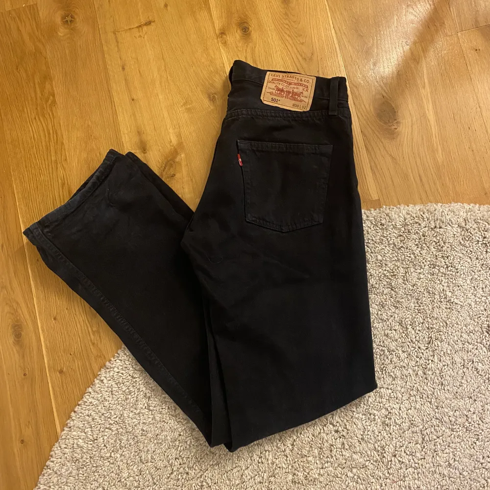 ett par skitsnygga levis jeans som sitter baggy och lågmidjat! dom är i modellen 501❤️‍🔥❤️‍🔥. Jeans & Byxor.