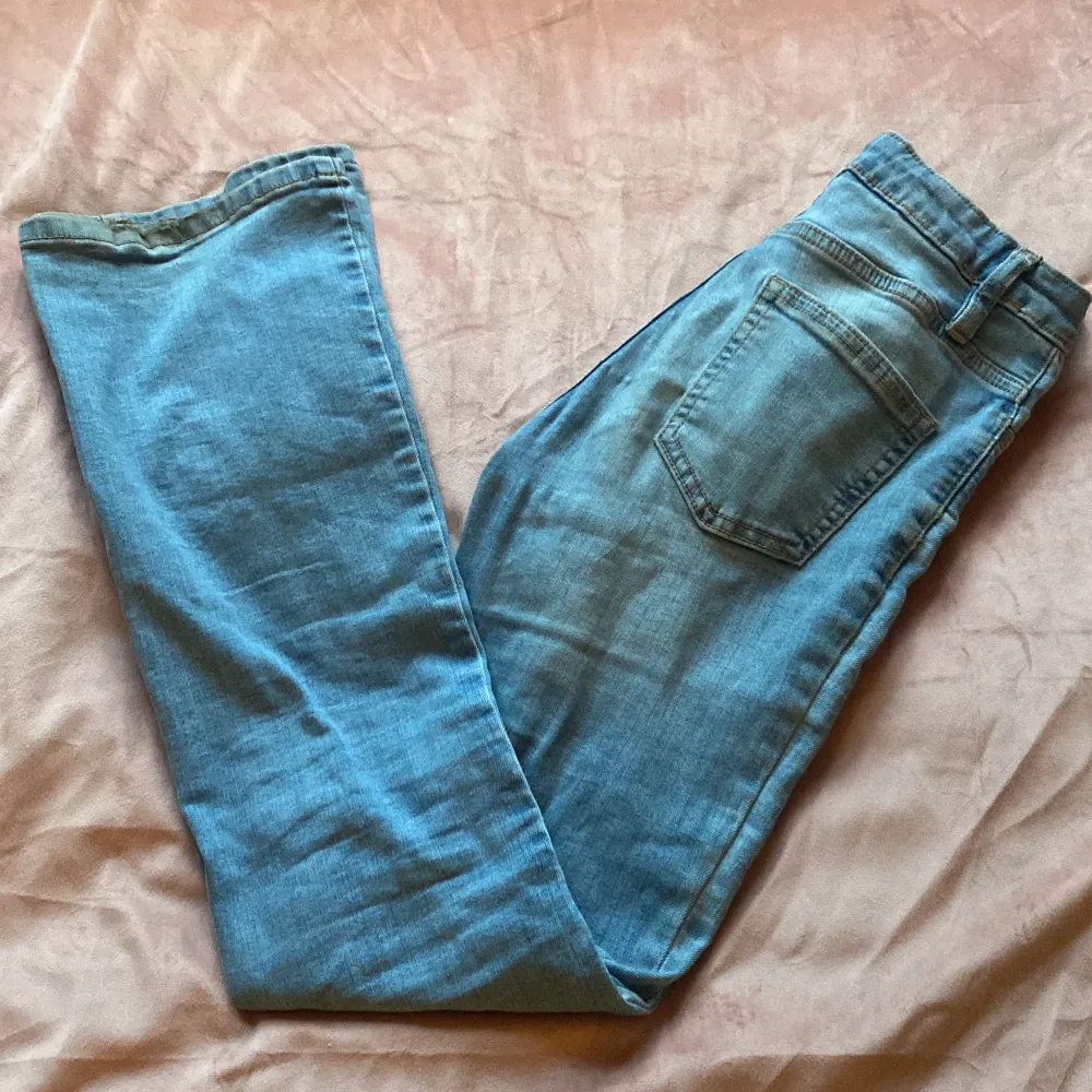 Säljer nu mina bootcut utsvängda jeans ifrån Bootcut Bailey, då del inte kommer till någon användning. Använda va 2gånger. . Jeans & Byxor.