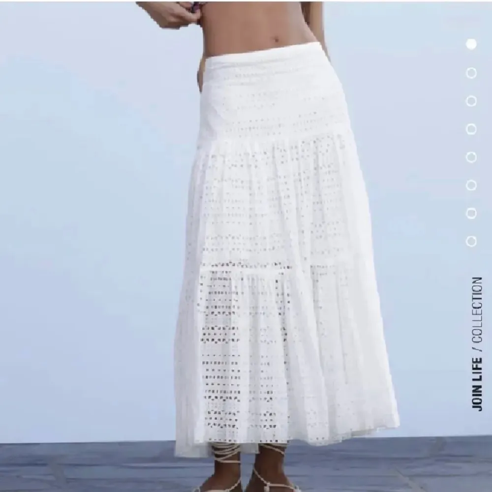 Säljer min vita lång kjol från zara, 💕💕 använd bara några enstaka gånger❤️inköpt för 700kr 💕köpare står för frakt . Kjolar.