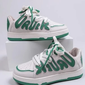 Sneakers - Helt nya sneakers. Köpte fel storlek så säljer dem.💚