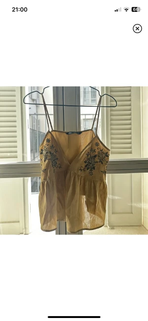 Zara guld linne - Säljer detta guldiga linne ifrån Zara. Aldrig använd och prislappen är fortfarande på.🌸(lånade bilder)
