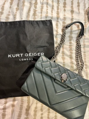 Kurt Geiger Väska - Säljer nu min Kurt Geiger väska för att den inte kommer till användning! Använd fåtal gånger och därmed superbra kvalitet💘inte några speciella defekter! Väskan är rymlig och man får med påsen🩷skriv för fler bilder eller frågor