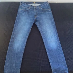 Lee DAREN ZIP FLY - Mörkblå Lee byxor  Storlek: W30 L31 Skick:9/10  Nypris: 1200 kr  Pris: 400