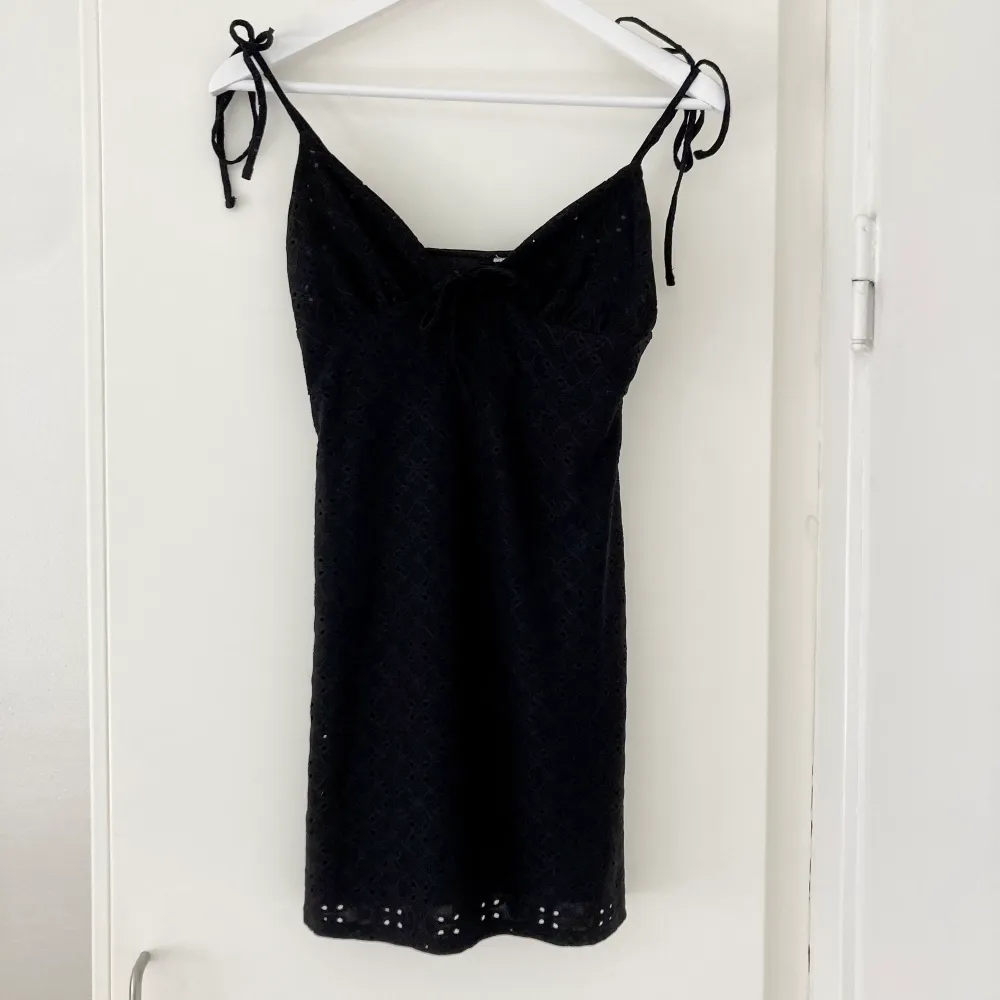 100:- Gulligaste klänningen från H&M storlek XS🖤🌺. Klänningar.