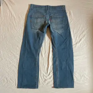 Asnajs lågmidjade Levis jeans väldigt unika och najs passform, sitter snyggt på höften med midjemått:85cm💗 verkligen så snygg tvätt och coola detaljer 
