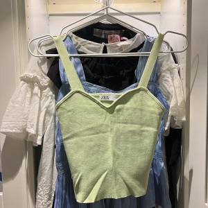 Zara topp - Topp från zara i storlek M. Oanvänd! Kan både posta och mötas upp och kan även skicka fler bilder om det önskas!💖