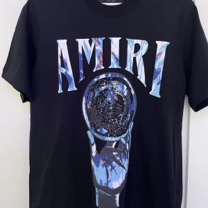 Amiri T-Shirt - 🚨Pris kan diskuteras 🚨  Säljer nu min AMIRI T-shirt som jag fick i födelsedagspresent. Tröjan är aldrig använd utan har endast hängt i garderob. Tröjan är rabatterad på Farfetch för 7300kr och orginalpriset är 14600kr.  Kom gärna med frågor eller tankar.