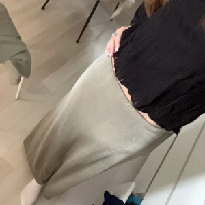 Långkjol - Skitsnygg glittrig grön/grå tightare långkjol i ett stretchigt material. Säljer då den tyvärr inte kommer till andvändning