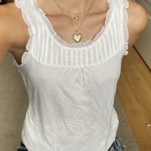 Vit sommartopp - Topp i stl M från Vero Moda. Skulle säga att den även passar S 🤍köparen står för frakten
