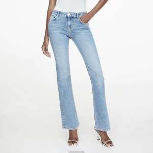 Intressekoll på mina nästan helt nya slutsålda zara jeans! Köpta för 399kr skriv vad ni kan tänka er köpa dom för! 