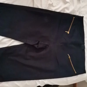 Vero moda jeans  - Vero moda jeans som jag har köpt för ett år sen. Jag har inte haft på mig de ofta så de ser förfarande nya ut. Det har en zip up så inga konstiga knappar 