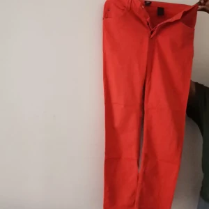 Orange jeans  - Det är från H&M det är fortfarande i ny skick 