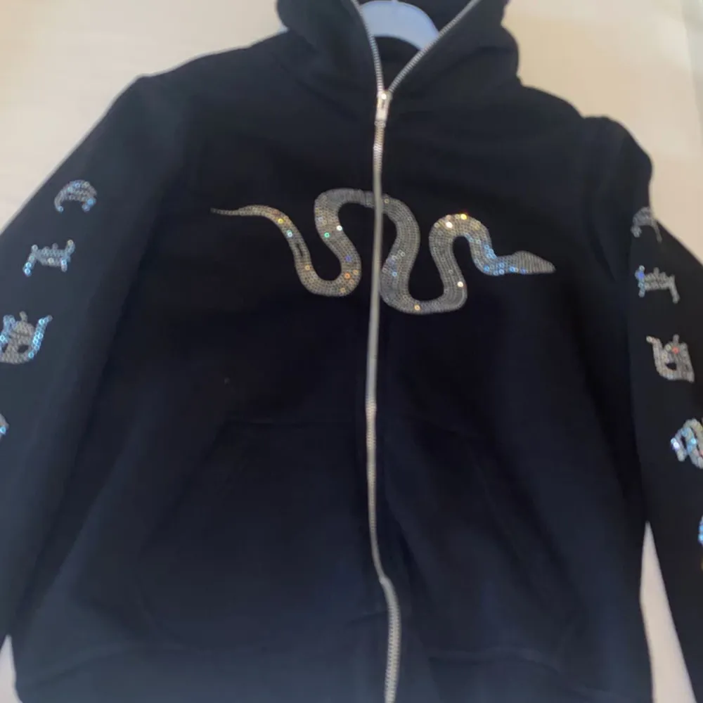 Hej säljer nu min fullzip hoodie med rhinestones. Den är knappt använd, köpte den i februari för 700. Slå ett dm om du är intresserad!. Hoodies.