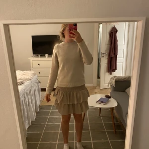 Neo Noir kjol  - Beige volangkjol från Neo Noir. Aldrig använd, säljer för 150 kr ⭐️