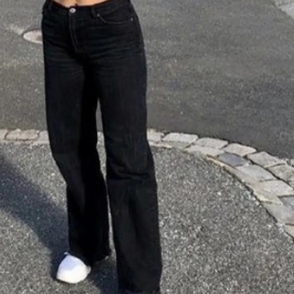 Svarta snygga jeans från monki, mid, i storlek 27🤍🤍🤍. Jeans & Byxor.