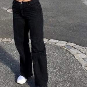 Svarta snygga jeans från monki, mid, i storlek 27🤍🤍🤍