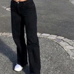 Svarta monki jeans mid  - Svarta snygga jeans från monki, mid, i storlek 27🤍🤍🤍