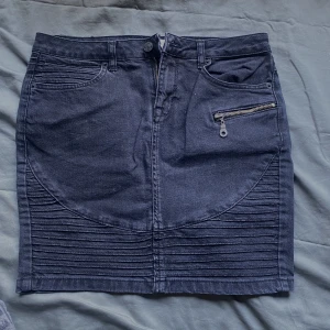 Jeanskjol - Svart jeanskjol, sitter så fint på! Använd ett par ggr men inget som syns.