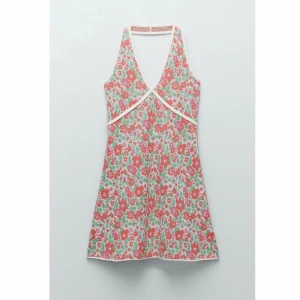 Kort klänning  - En superfin halterneck klänning från zara! Klänningen är helt oanvänd, därav väldigt bra skick! Nypris var 450 Mitt pris 200 +frakt! 