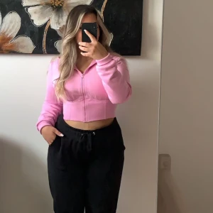 Rosa kofta - Hej! säljer denna jätte söta koftan med korsett. Säljer då den inte satt som jag förvänta mig. använd endast två gånger. Nypris 369kr