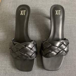 Jättefina svarta sandaletter från XIT (din sko)🤍 Aldrig använda o i riktigt fint skick🎀 Ordinarie pris runt 600kr men säljer för 250kr+ frakt✨ Storlek 37 men lite små i storlek