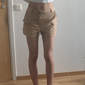 Cargoshorts - Beiga cargoshorts i storlek M from märket Love Tree. Brukar själv ha storlek xs/s alltså sitter de lite mer lågmidjat på mig, men ändå snyggt.