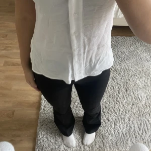 Kostymbyxor  - Säljer väldigt fina o populära kostymbyxor från Bik Bok. De är utsvängda och är bra i längd. De är i bra skick, men har en liten defekt på insida sömmen vid knät som man kan se på bild 3, därav priset. Skulle säga att defekten inte är märkbar alls.