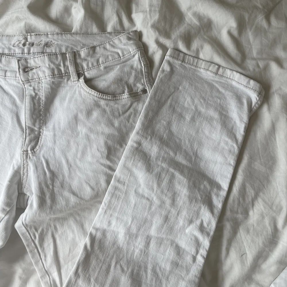 Superfina lågmidjade jeans köpt second hand. Storlek 42 men de är lite små i storleken då de sitter bra på mig som är 38 i storleken.🌸😇 rakpassform . Jeans & Byxor.